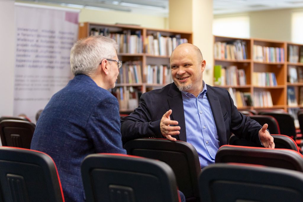 Herbert odczytujący – Herbert odczytywany. Zdjęcia z konferencji